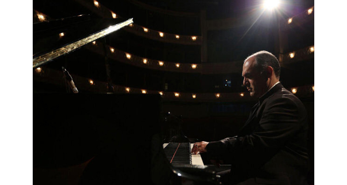 بردیا صدرنوری در کشور فرانسه پیانوی خود را به صدا درآورد